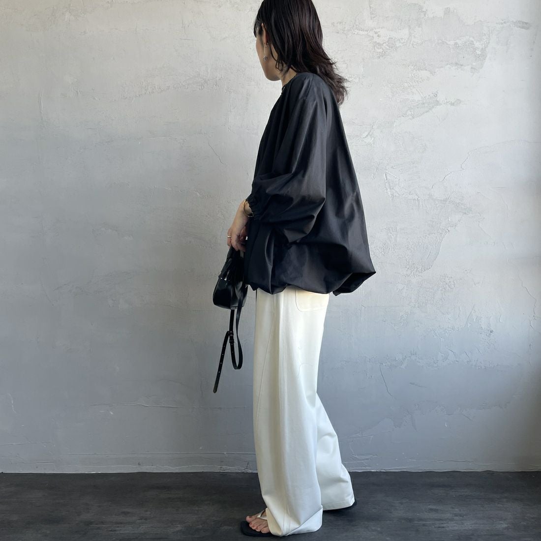 mizuiro ind [ミズイロインド] ドルマンボリュームプルオーバー [1-230109] 99 BLACK &&モデル身長：160cm 着用サイズ：F&&