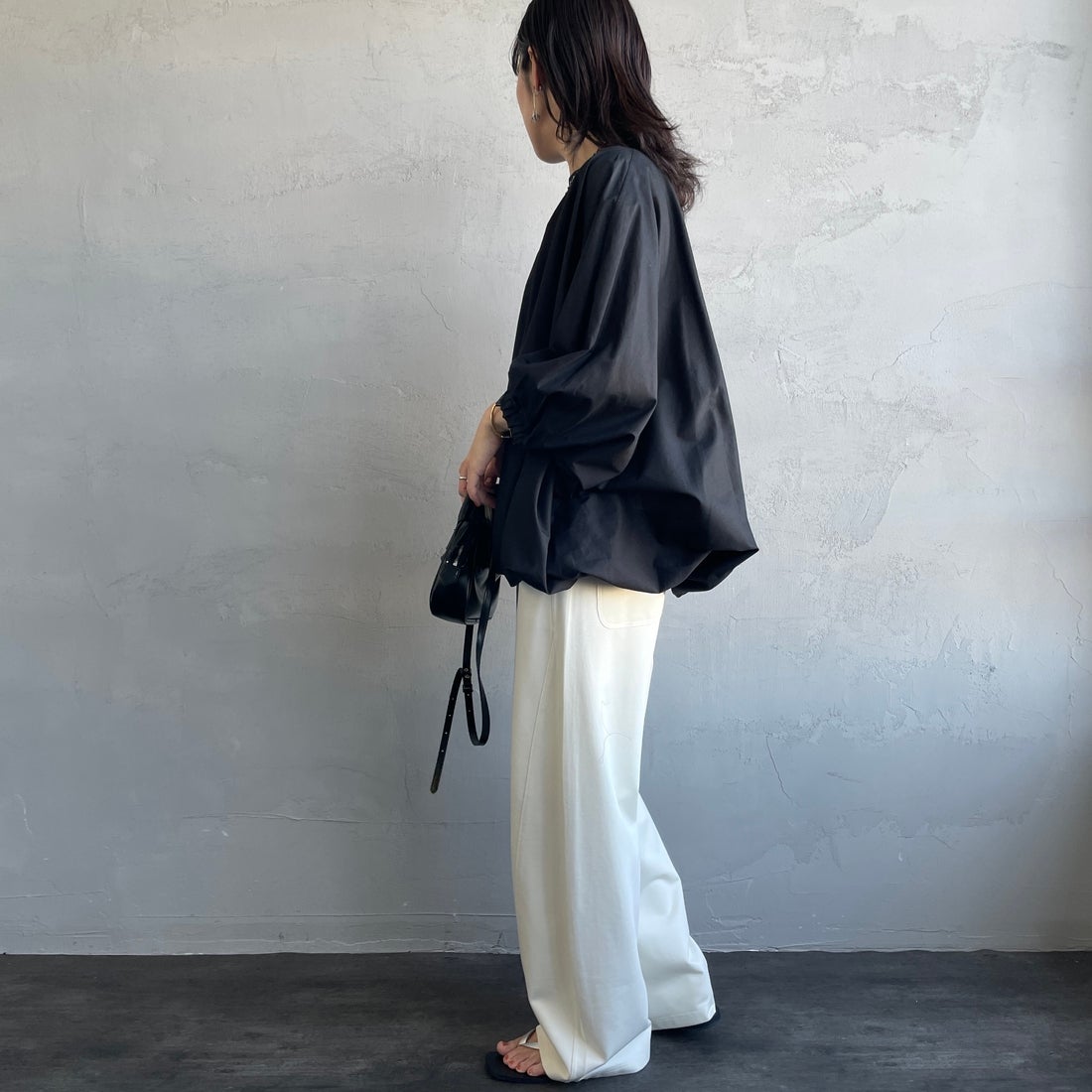 mizuiro ind [ミズイロインド] ドルマンボリュームプルオーバー [1-230109] 99 BLACK &&モデル身長：160cm 着用サイズ：F&&