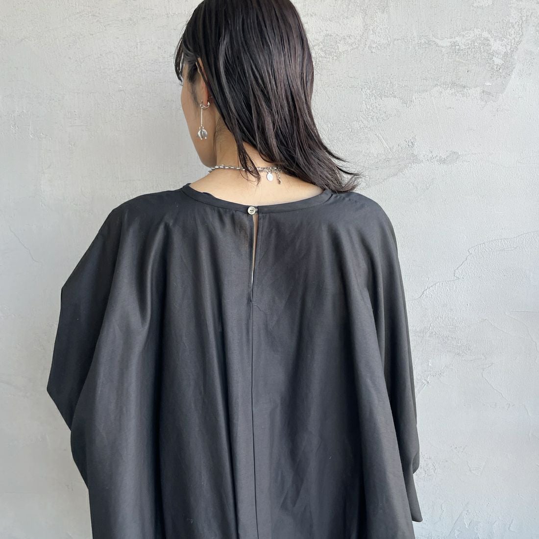 mizuiro ind [ミズイロインド] ドルマンボリュームプルオーバー [1-230109] 99 BLACK &&モデル身長：160cm 着用サイズ：F&&