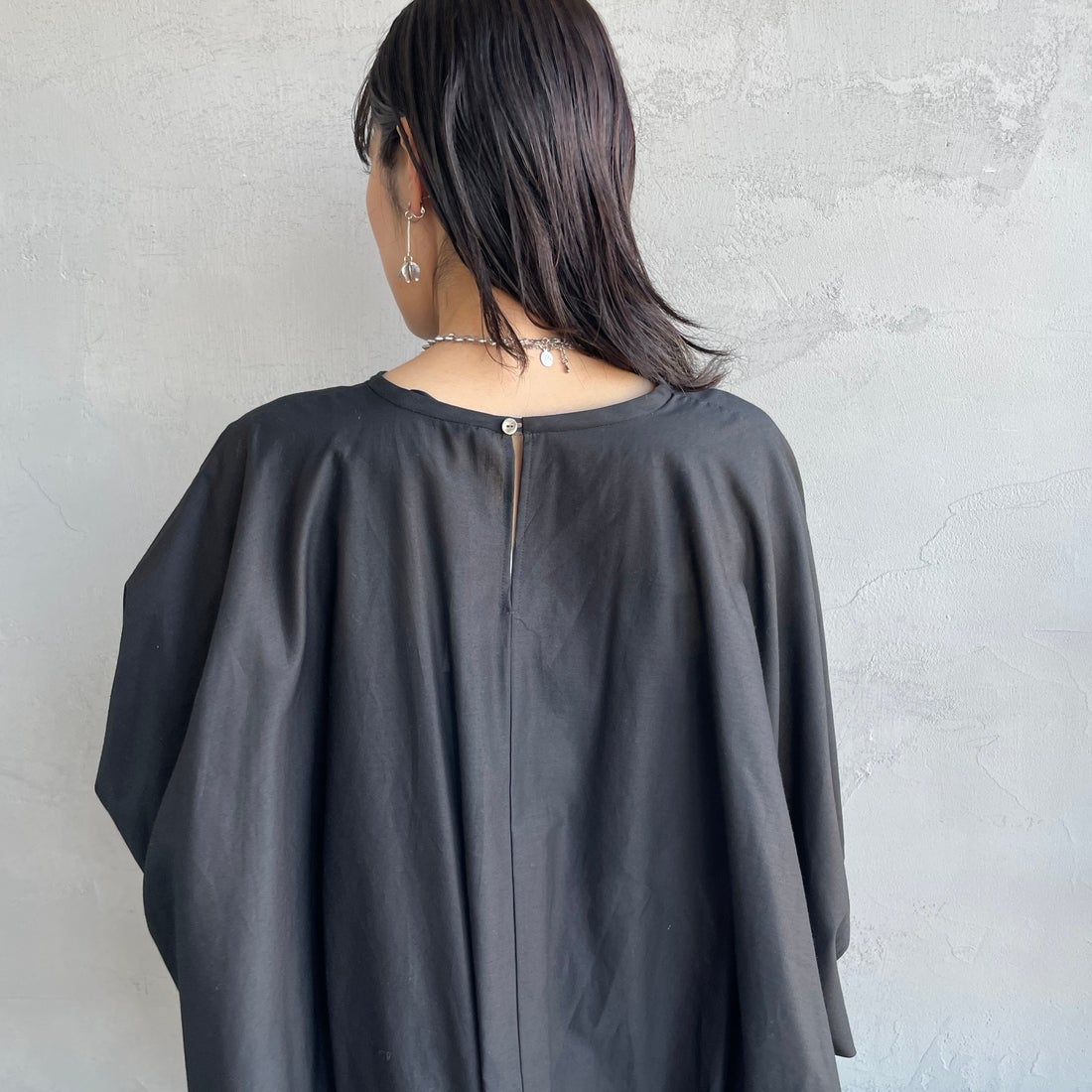 mizuiro ind [ミズイロインド] ドルマンボリュームプルオーバー [1-230109] 99 BLACK &&モデル身長：160cm 着用サイズ：F&&