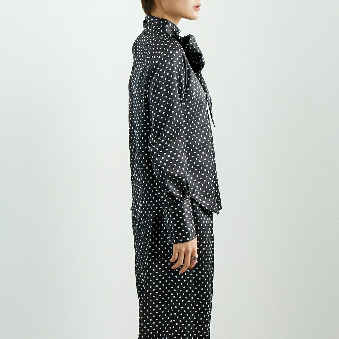 RhodolirioN [ロドリリオン] ボウタイブラウス [QT1000] B BLACK &&モデル身長：160cm 着用サイズ：0&&