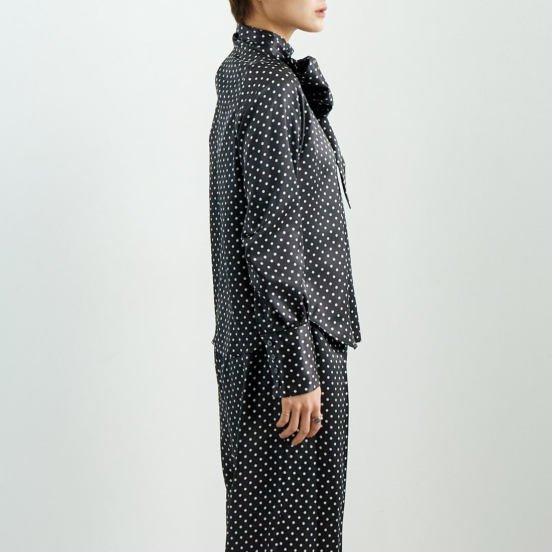 RhodolirioN [ロドリリオン] ボウタイブラウス [QT1000] B BLACK &&モデル身長：160cm 着用サイズ：0&&