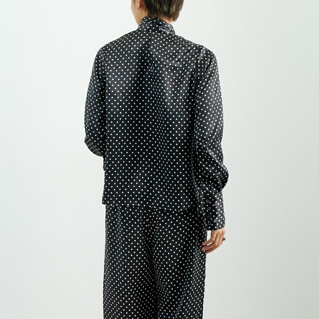 RhodolirioN [ロドリリオン] ボウタイブラウス [QT1000] B BLACK &&モデル身長：160cm 着用サイズ：0&&