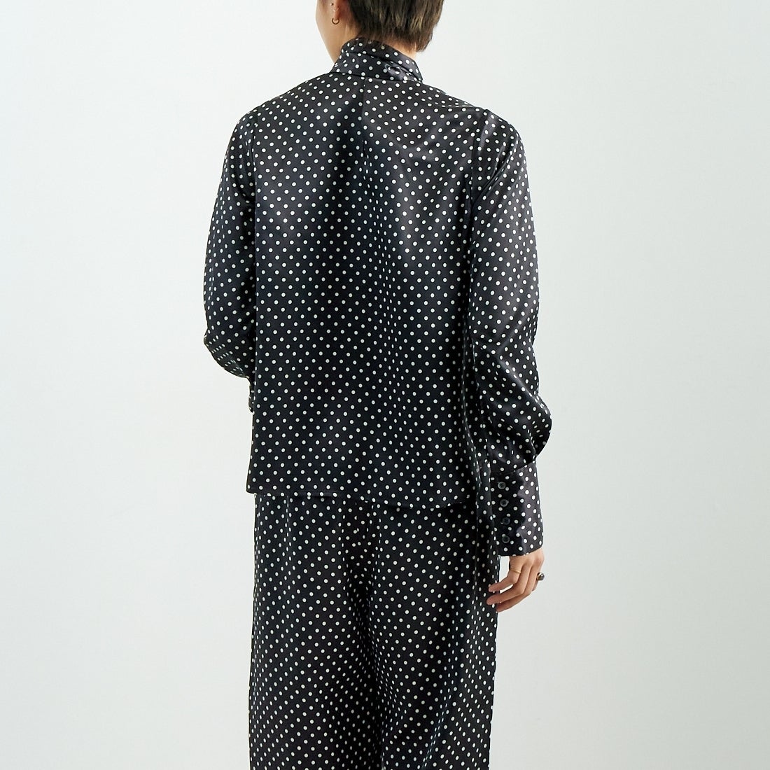 RhodolirioN [ロドリリオン] ボウタイブラウス [QT1000] B BLACK &&モデル身長：160cm 着用サイズ：0&&