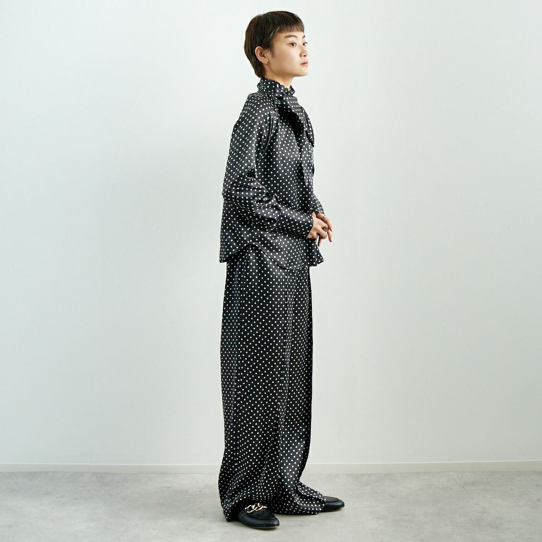 RhodolirioN [ロドリリオン] ボウタイブラウス [QT1000] B BLACK &&モデル身長：160cm 着用サイズ：0&&