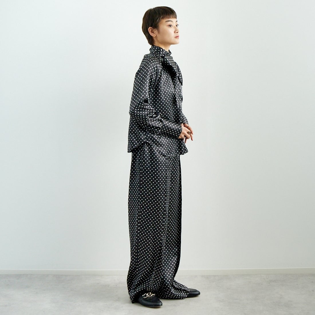 RhodolirioN [ロドリリオン] ボウタイブラウス [QT1000] B BLACK &&モデル身長：160cm 着用サイズ：0&&