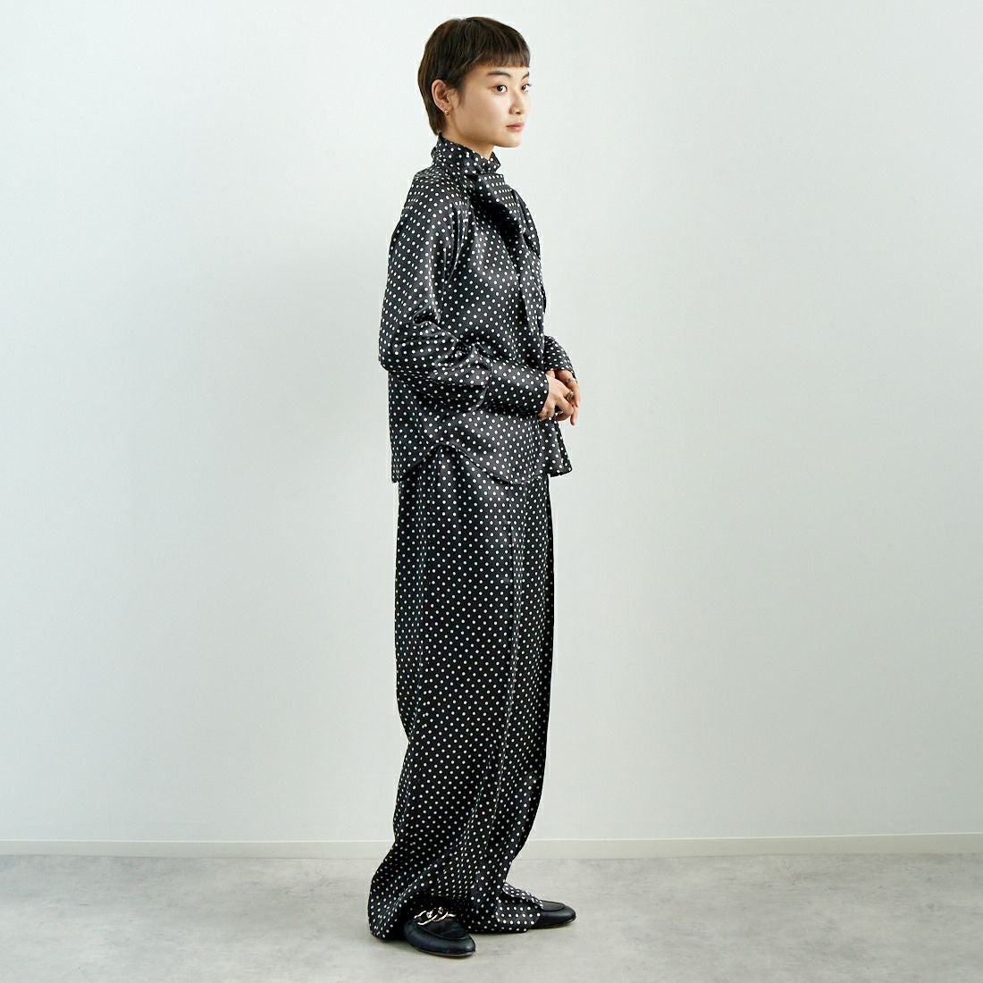 RhodolirioN [ロドリリオン] ボウタイブラウス [QT1000] B BLACK &&モデル身長：160cm 着用サイズ：0&&