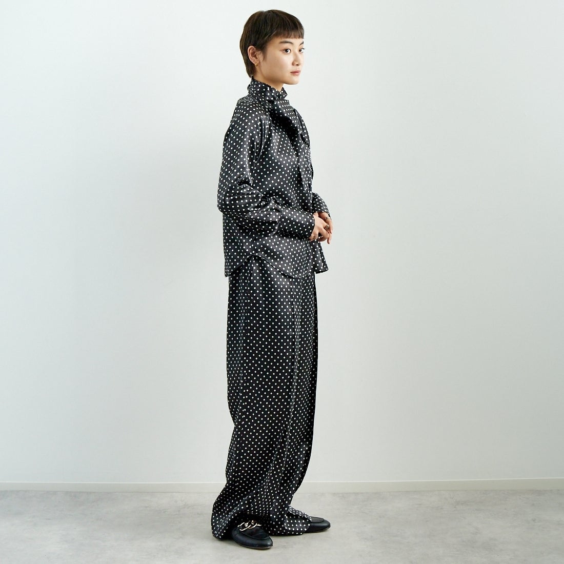 RhodolirioN [ロドリリオン] ボウタイブラウス [QT1000] B BLACK &&モデル身長：160cm 着用サイズ：0&&