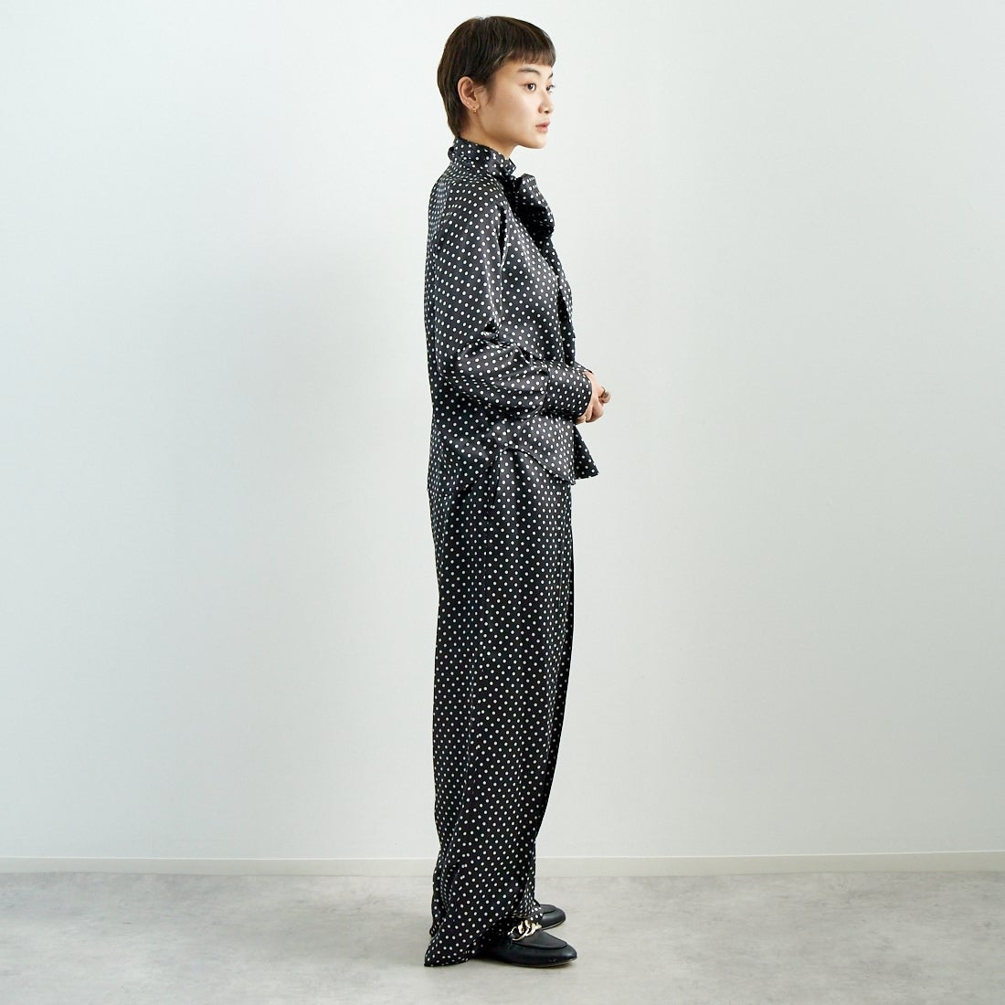 RhodolirioN [ロドリリオン] ボウタイブラウス [QT1000] B BLACK &&モデル身長：160cm 着用サイズ：0&&