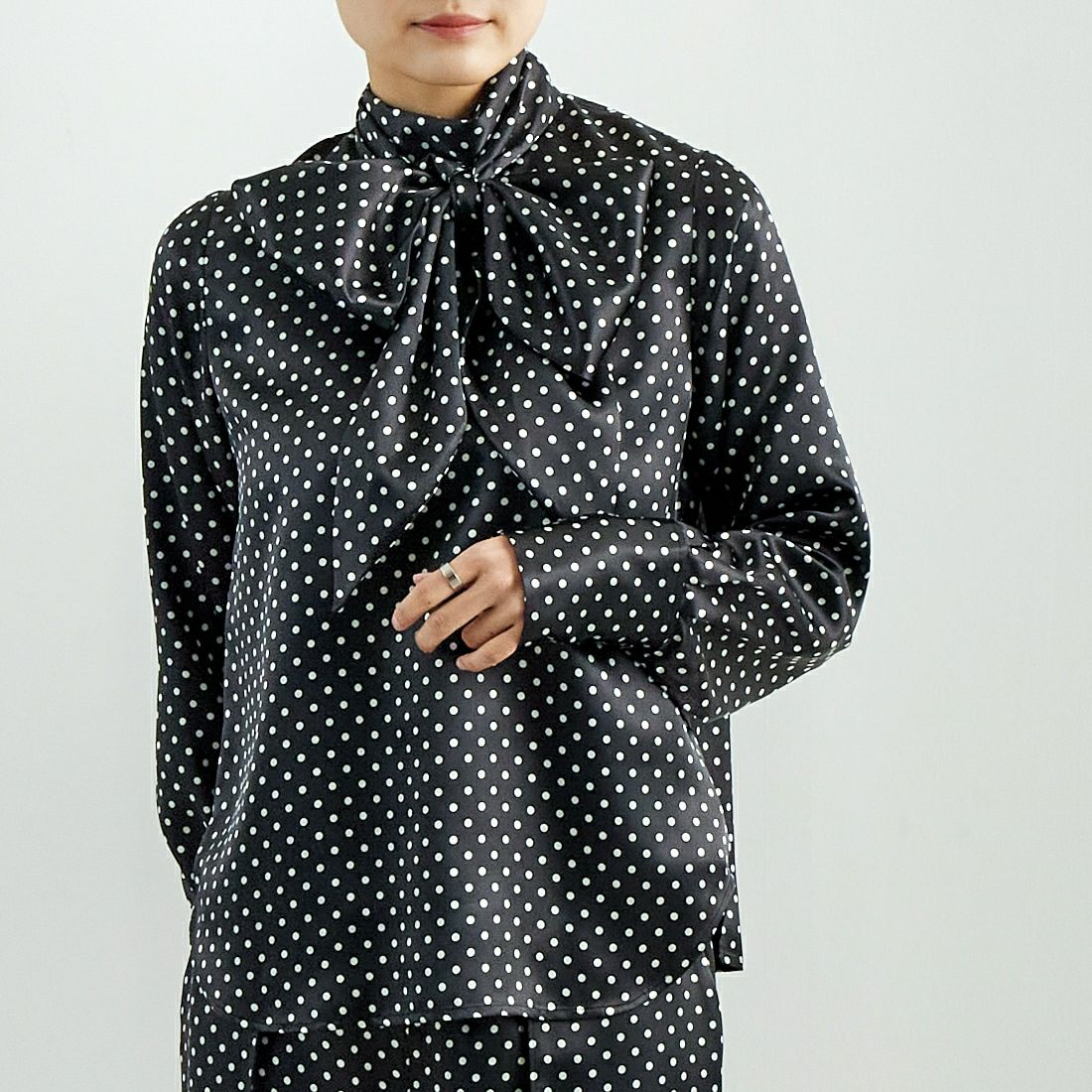 RhodolirioN [ロドリリオン] ボウタイブラウス [QT1000] B BLACK &&モデル身長：160cm 着用サイズ：0&&