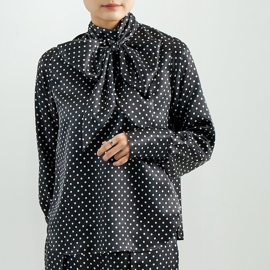 RhodolirioN [ロドリリオン] ボウタイブラウス [QT1000] B BLACK &&モデル身長：160cm 着用サイズ：0&&