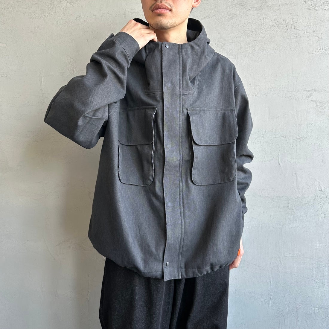 UNIVERSAL OVERALL [ユニバーサルオーバーオール] 別注 アクティブワークジャケット [U2431500IN-JF] CHARCOAL &&モデル身長：168cm 着用サイズ：M&&