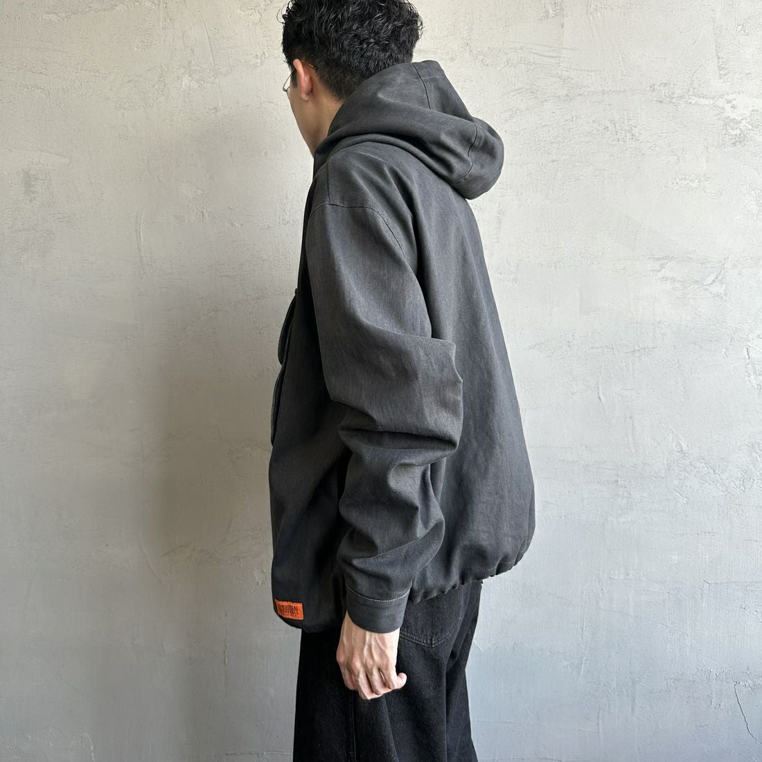 UNIVERSAL OVERALL [ユニバーサルオーバーオール] 別注 アクティブワークジャケット [U2431500IN-JF] CHARCOAL &&モデル身長：168cm 着用サイズ：M&&