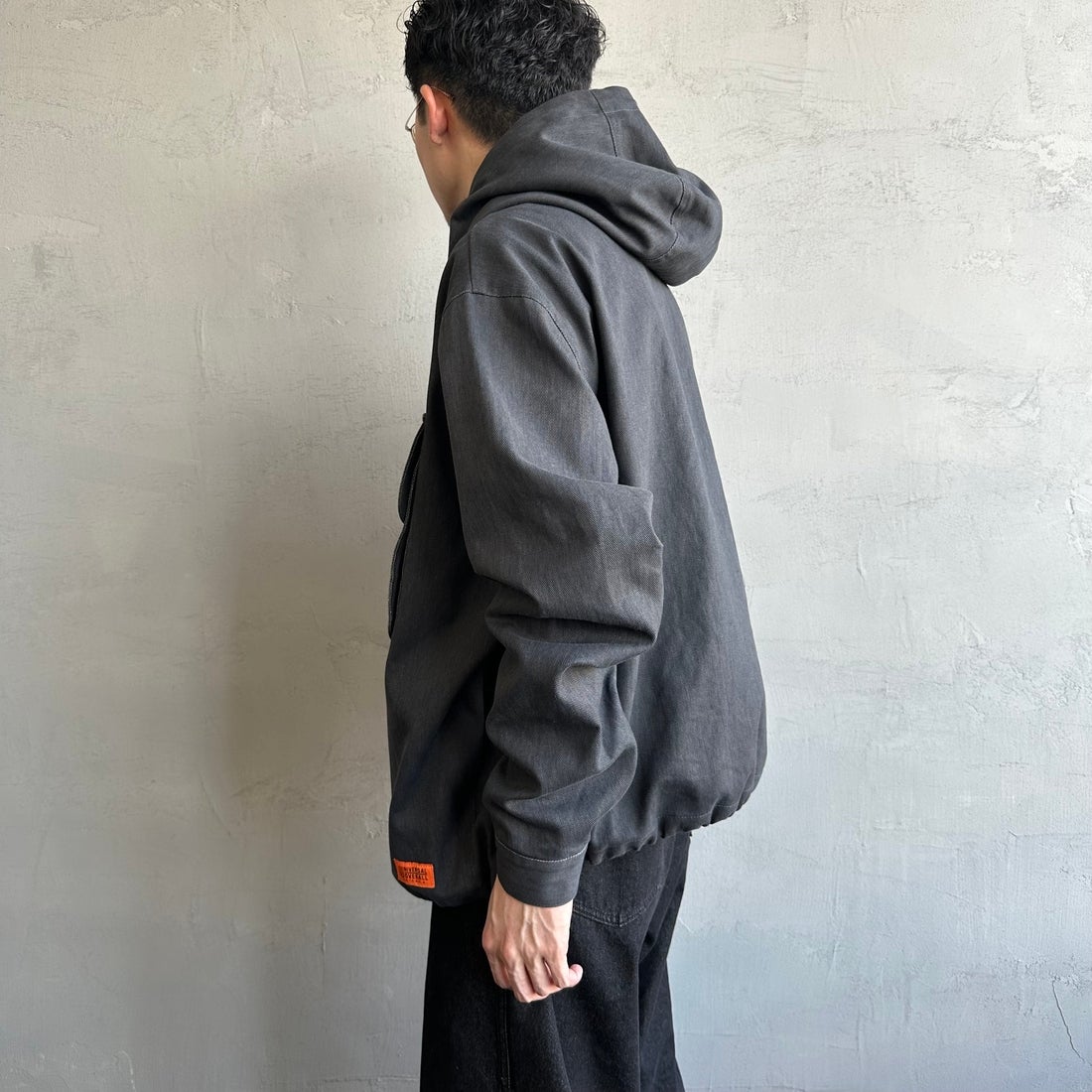 UNIVERSAL OVERALL [ユニバーサルオーバーオール] 別注 アクティブワークジャケット [U2431500IN-JF] CHARCOAL &&モデル身長：168cm 着用サイズ：M&&