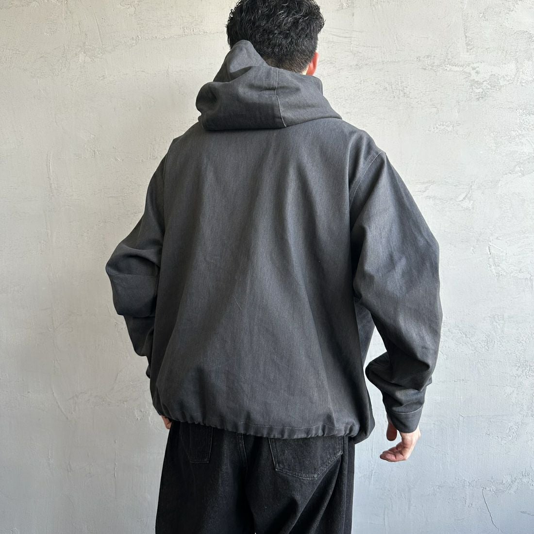 UNIVERSAL OVERALL [ユニバーサルオーバーオール] 別注 アクティブワークジャケット [U2431500IN-JF] CHARCOAL &&モデル身長：168cm 着用サイズ：M&&