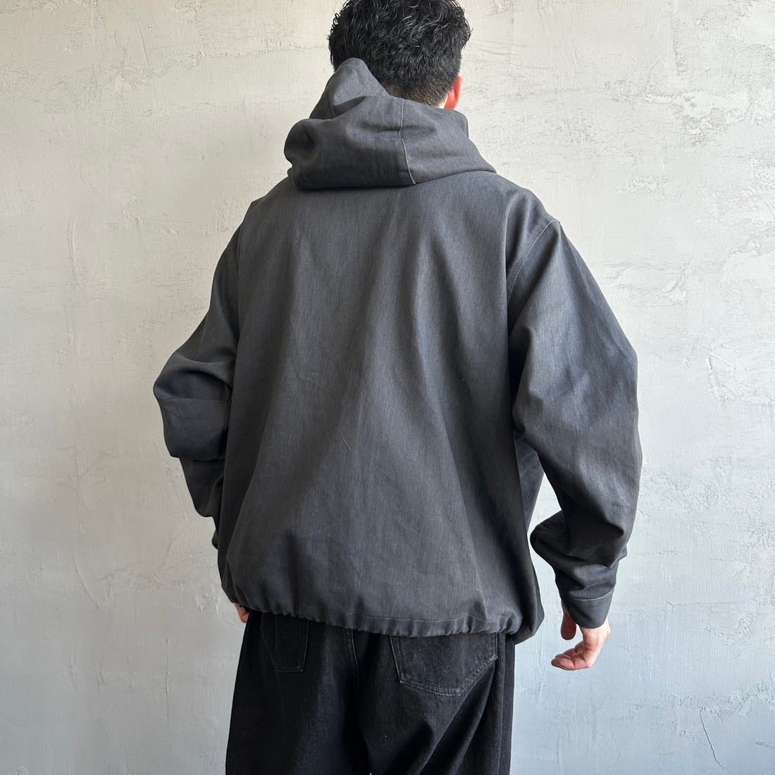 UNIVERSAL OVERALL [ユニバーサルオーバーオール] 別注 アクティブワークジャケット [U2431500IN-JF] CHARCOAL &&モデル身長：168cm 着用サイズ：M&&