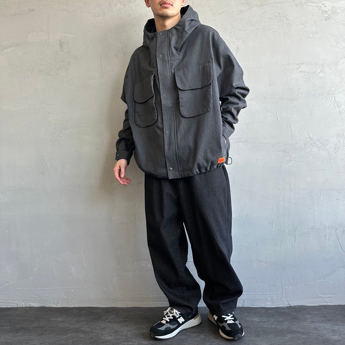 UNIVERSAL OVERALL [ユニバーサルオーバーオール] 別注 アクティブワークジャケット [U2431500IN-JF] CHARCOAL &&モデル身長：168cm 着用サイズ：M&&