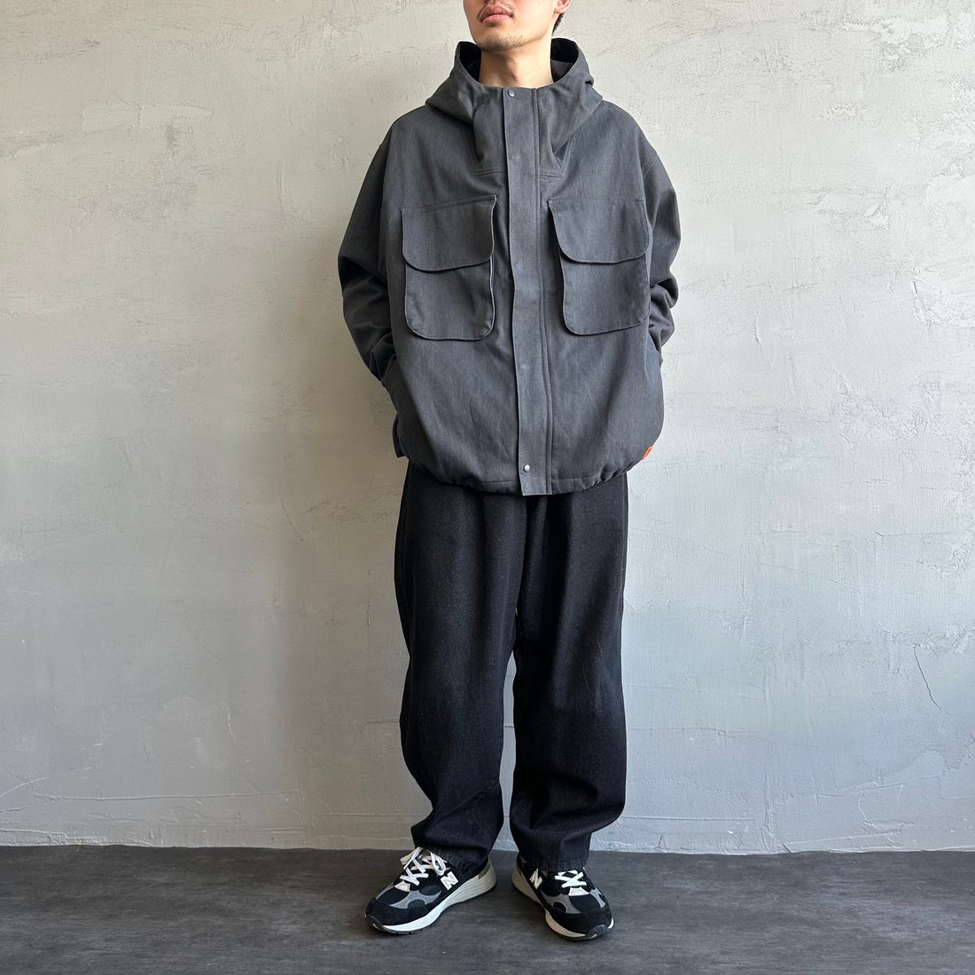 UNIVERSAL OVERALL [ユニバーサルオーバーオール] 別注 アクティブワークジャケット [U2431500IN-JF] CHARCOAL &&モデル身長：168cm 着用サイズ：M&&