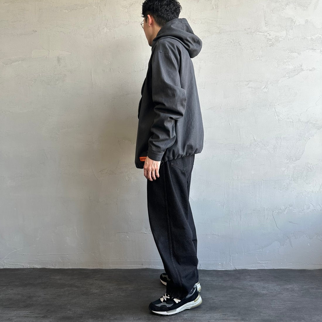 UNIVERSAL OVERALL [ユニバーサルオーバーオール] 別注 アクティブワークジャケット [U2431500IN-JF] CHARCOAL &&モデル身長：168cm 着用サイズ：M&&