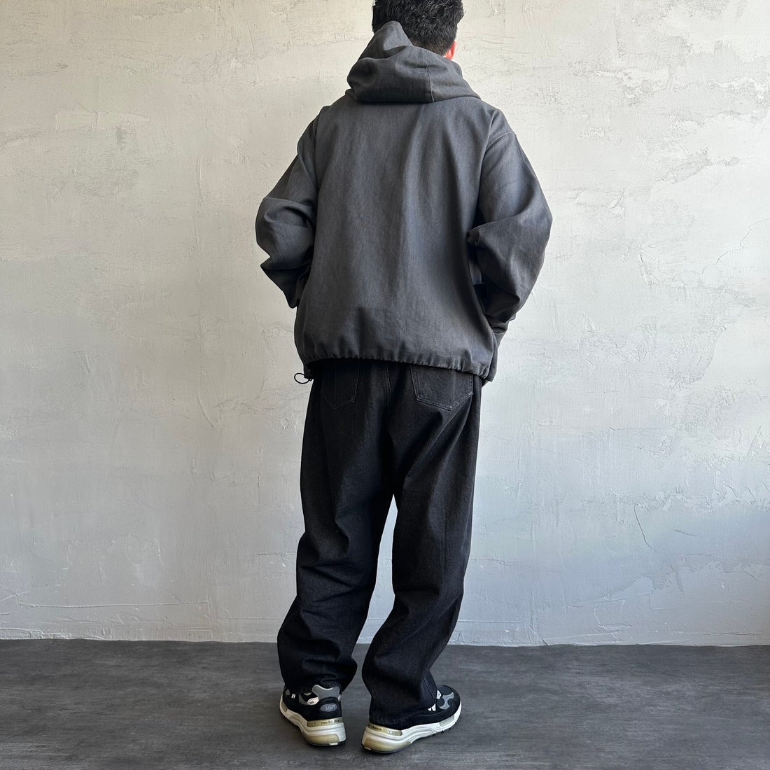 UNIVERSAL OVERALL [ユニバーサルオーバーオール] 別注 アクティブワークジャケット [U2431500IN-JF] CHARCOAL &&モデル身長：168cm 着用サイズ：M&&