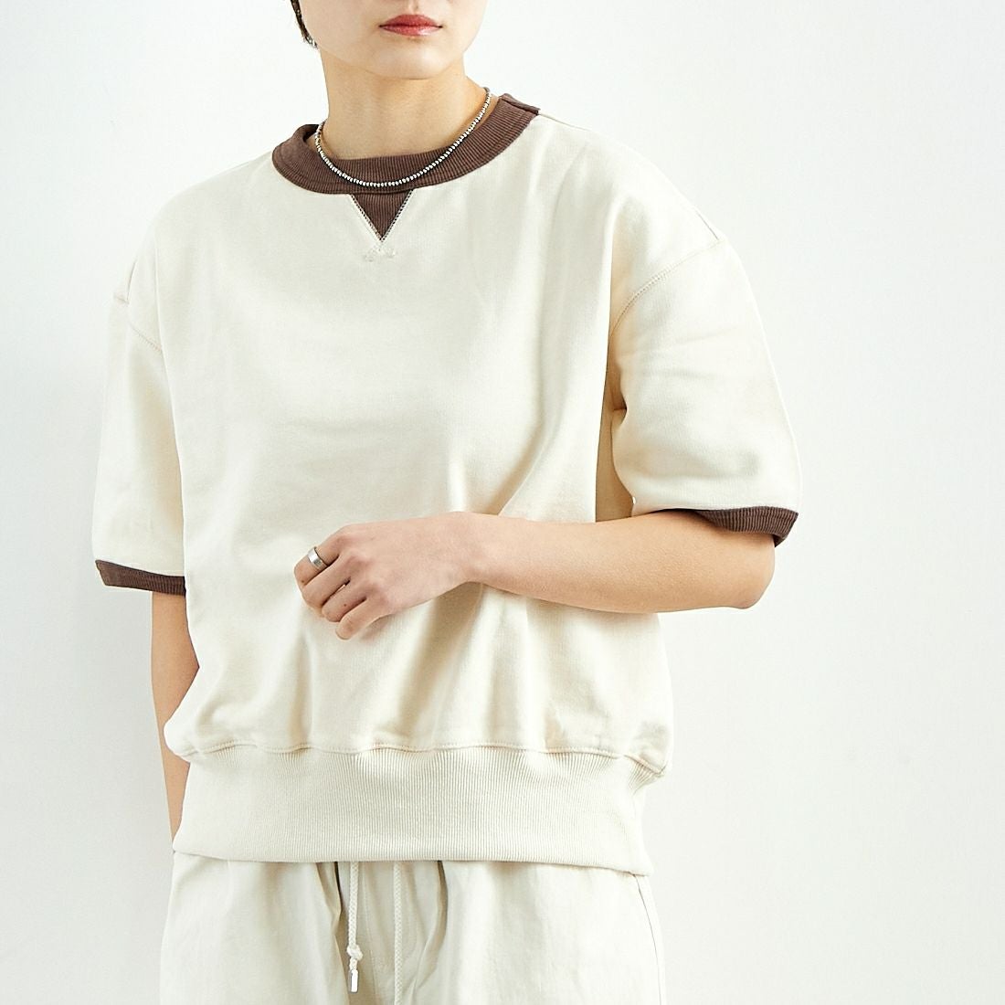 Kelen [ケレン] バイカラーデザイントップス [LKL25HBL2209] OFF BEIGE &&モデル身長：160cm 着用サイズ：S&&