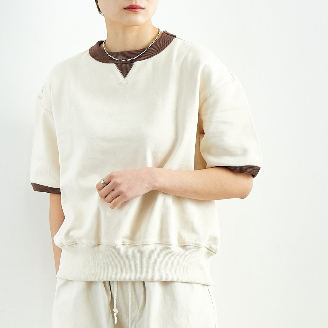 Kelen [ケレン] バイカラーデザイントップス [LKL25HBL2209] OFF BEIGE &&モデル身長：160cm 着用サイズ：S&&