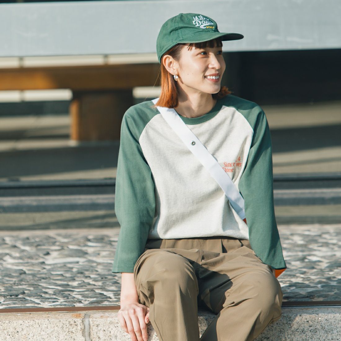 UNIVERSAL OVERALL [ユニバーサルオーバーオール] 別注 ラグランプリント7SLTシャツ SoneCarver [U2512210IN-JF] OAT/GRN &&モデル身長：167cm 着用サイズ：F&&