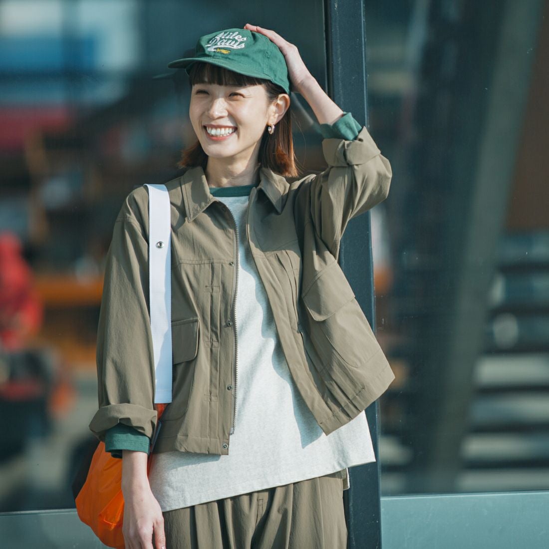 UNIVERSAL OVERALL [ユニバーサルオーバーオール] 別注 ラグランプリント7SLTシャツ SoneCarver [U2512210IN-JF] OAT/GRN &&モデル身長：167cm 着用サイズ：F&&