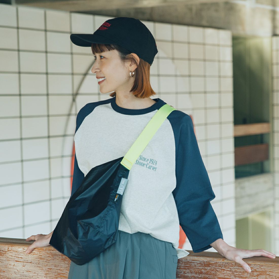 UNIVERSAL OVERALL [ユニバーサルオーバーオール] 別注 ラグランプリント7SLTシャツ SoneCarver [U2512210IN-JF] OAT/NVY &&モデル身長：167cm 着用サイズ：F&&