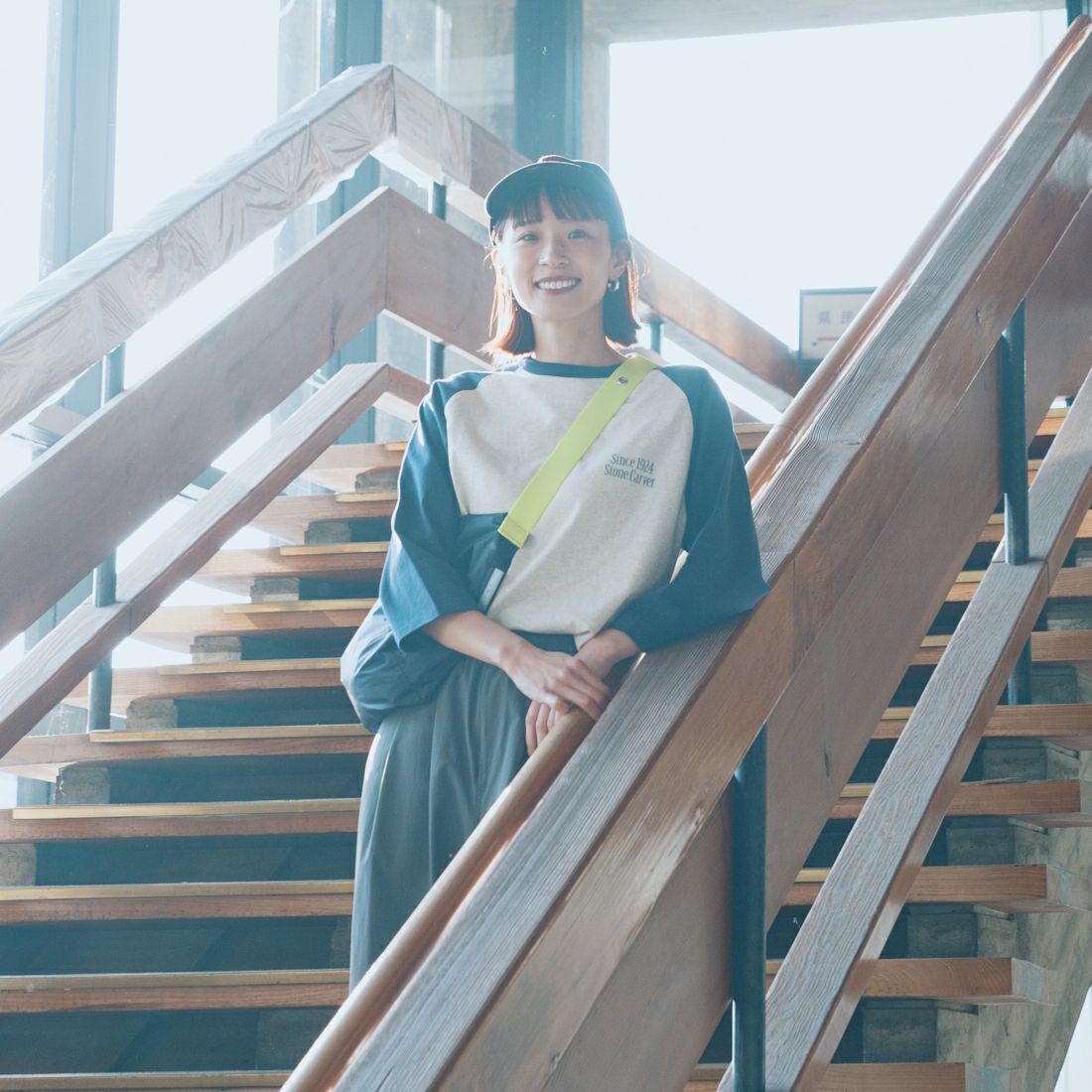 UNIVERSAL OVERALL [ユニバーサルオーバーオール] 別注 ラグランプリント7SLTシャツ SoneCarver [U2512210IN-JF] OAT/NVY &&モデル身長：167cm 着用サイズ：F&&