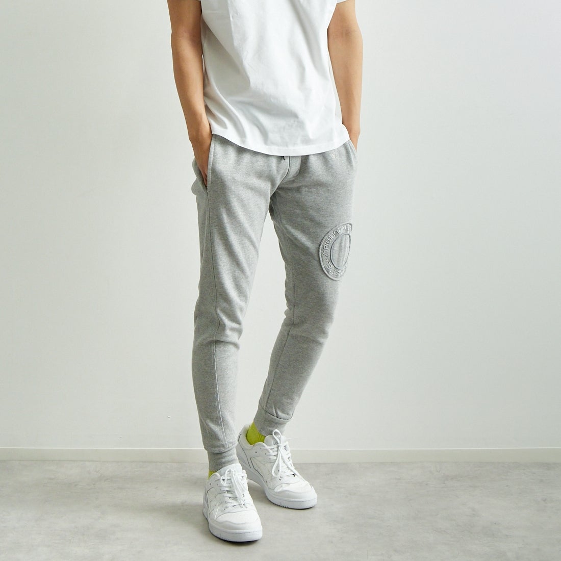 1PIU1UGUALE3 RELAX [ウノ ピゥ ウノ ウグァーレ トレ] サークルロングパンツ [USB-25069] SN80 GRAY &&モデル身長：179cm 着用サイズ：M&&