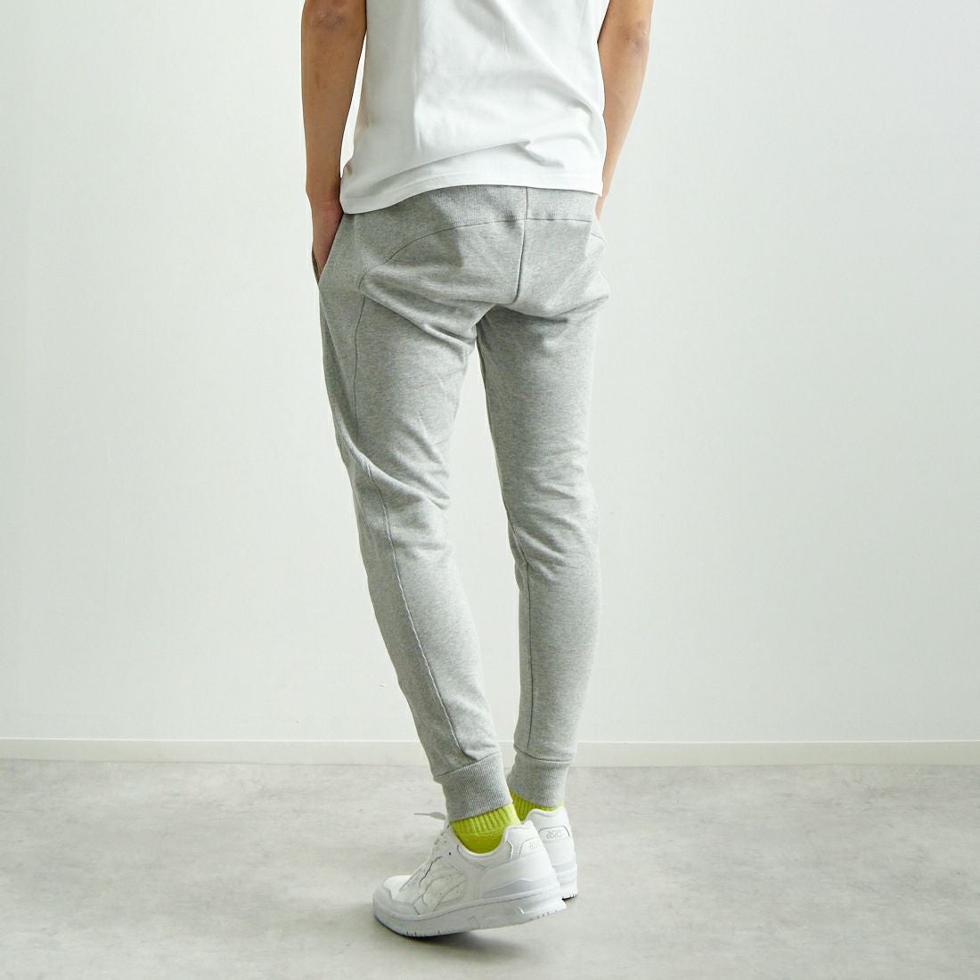 1PIU1UGUALE3 RELAX [ウノ ピゥ ウノ ウグァーレ トレ] サークルロングパンツ [USB-25069] SN80 GRAY &&モデル身長：179cm 着用サイズ：M&&