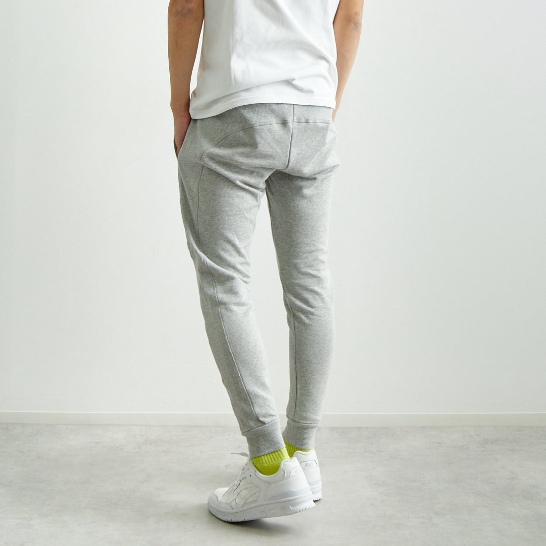 1PIU1UGUALE3 RELAX [ウノ ピゥ ウノ ウグァーレ トレ] サークルロングパンツ [USB-25069] SN80 GRAY &&モデル身長：179cm 着用サイズ：M&&