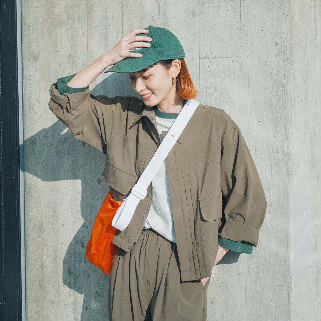 UNIVERSAL OVERALL [ユニバーサルオーバーオール] 別注 ストレッチナイロンシャツジャケット [U2512430IN-JF] OLIVE &&モデル身長：167cm 着用サイズ：F&&