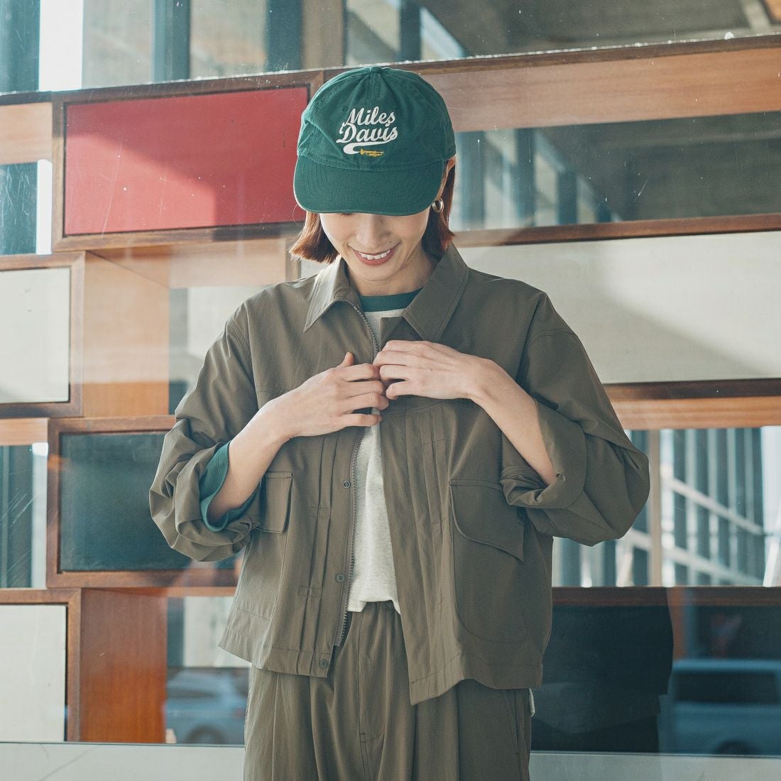 UNIVERSAL OVERALL [ユニバーサルオーバーオール] 別注 ストレッチナイロンシャツジャケット [U2512430IN-JF] OLIVE &&モデル身長：167cm 着用サイズ：F&&