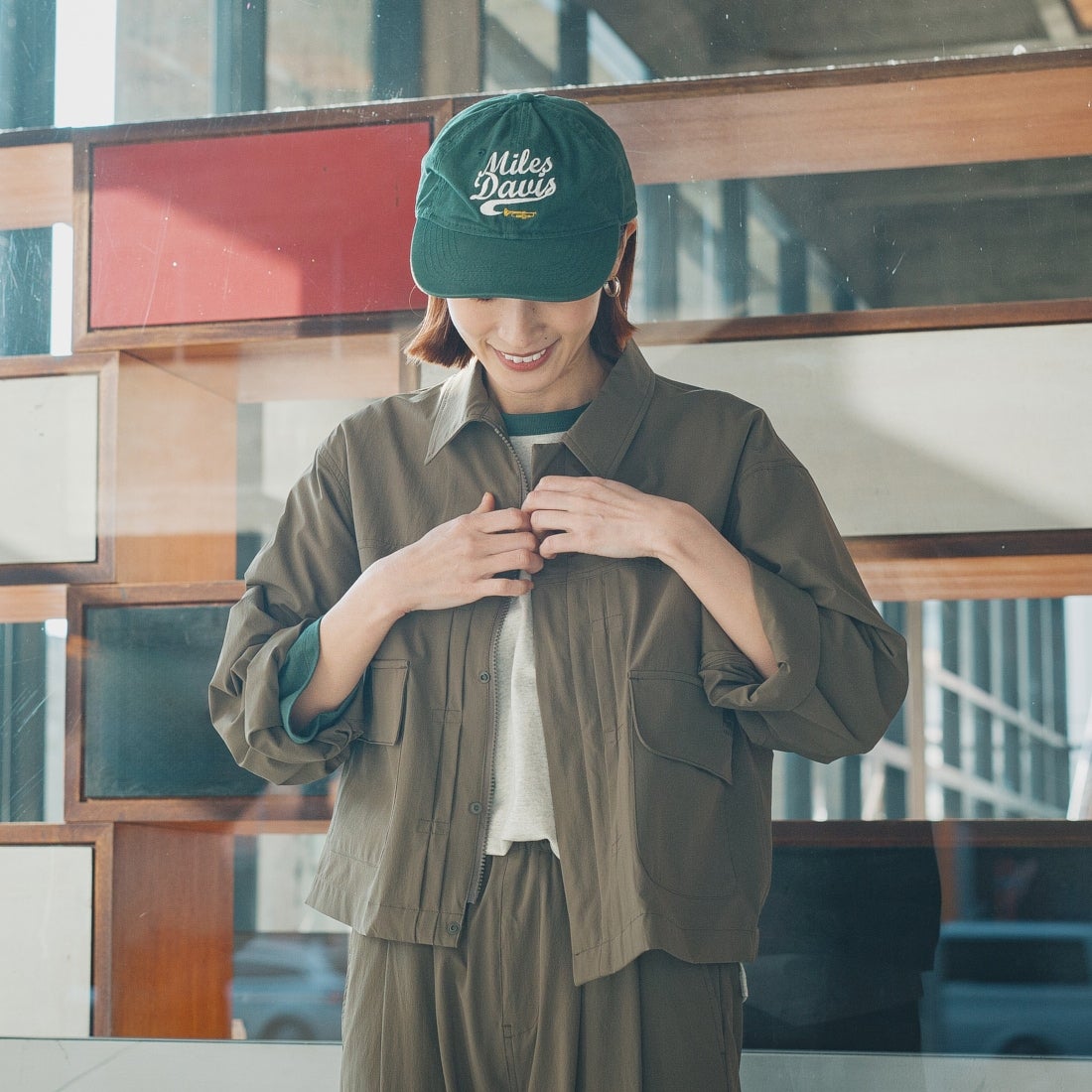 UNIVERSAL OVERALL [ユニバーサルオーバーオール] 別注 ストレッチナイロンシャツジャケット [U2512430IN-JF] OLIVE &&モデル身長：167cm 着用サイズ：F&&