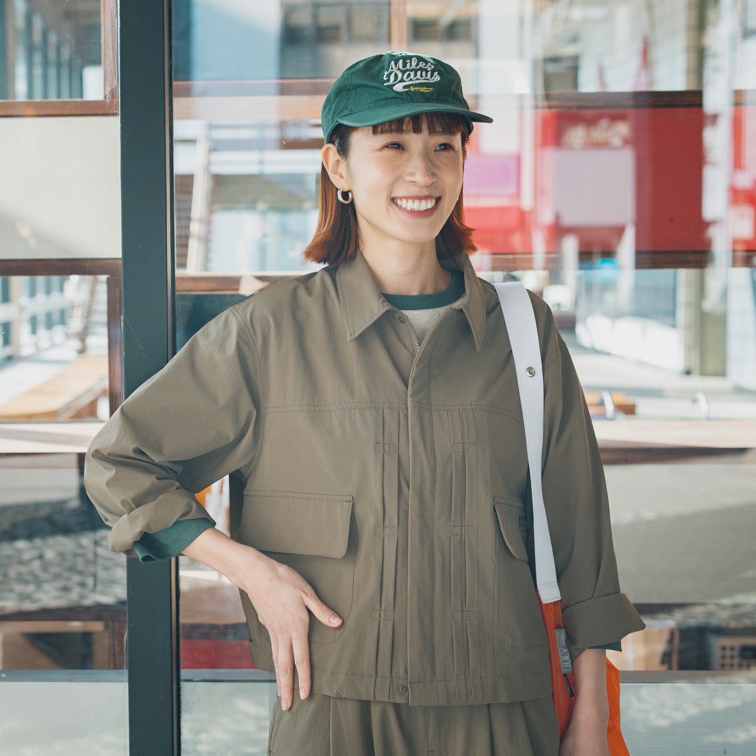 UNIVERSAL OVERALL [ユニバーサルオーバーオール] 別注 ストレッチナイロンシャツジャケット [U2512430IN-JF] OLIVE &&モデル身長：167cm 着用サイズ：F&&