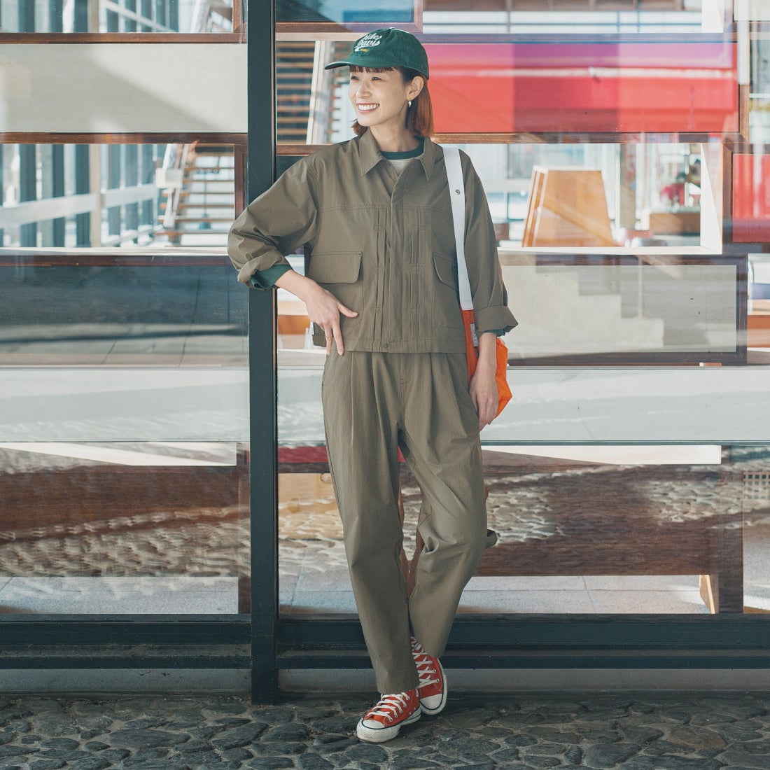 UNIVERSAL OVERALL [ユニバーサルオーバーオール] 別注 ストレッチナイロンシャツジャケット [U2512430IN-JF] OLIVE &&モデル身長：167cm 着用サイズ：F&&