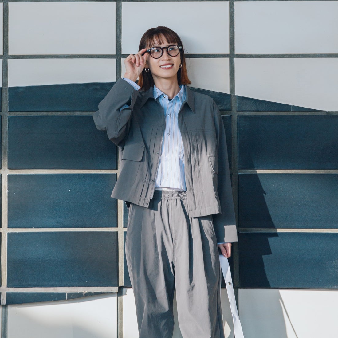 UNIVERSAL OVERALL [ユニバーサルオーバーオール] 別注 ストレッチナイロンシャツジャケット [U2512430IN-JF] CHARCOAL &&モデル身長：167cm 着用サイズ：F&&