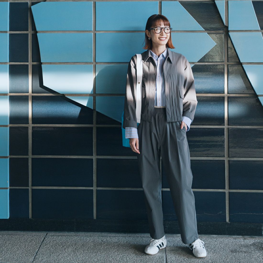 UNIVERSAL OVERALL [ユニバーサルオーバーオール] 別注 ストレッチナイロンシャツジャケット [U2512430IN-JF] CHARCOAL &&モデル身長：167cm 着用サイズ：F&&