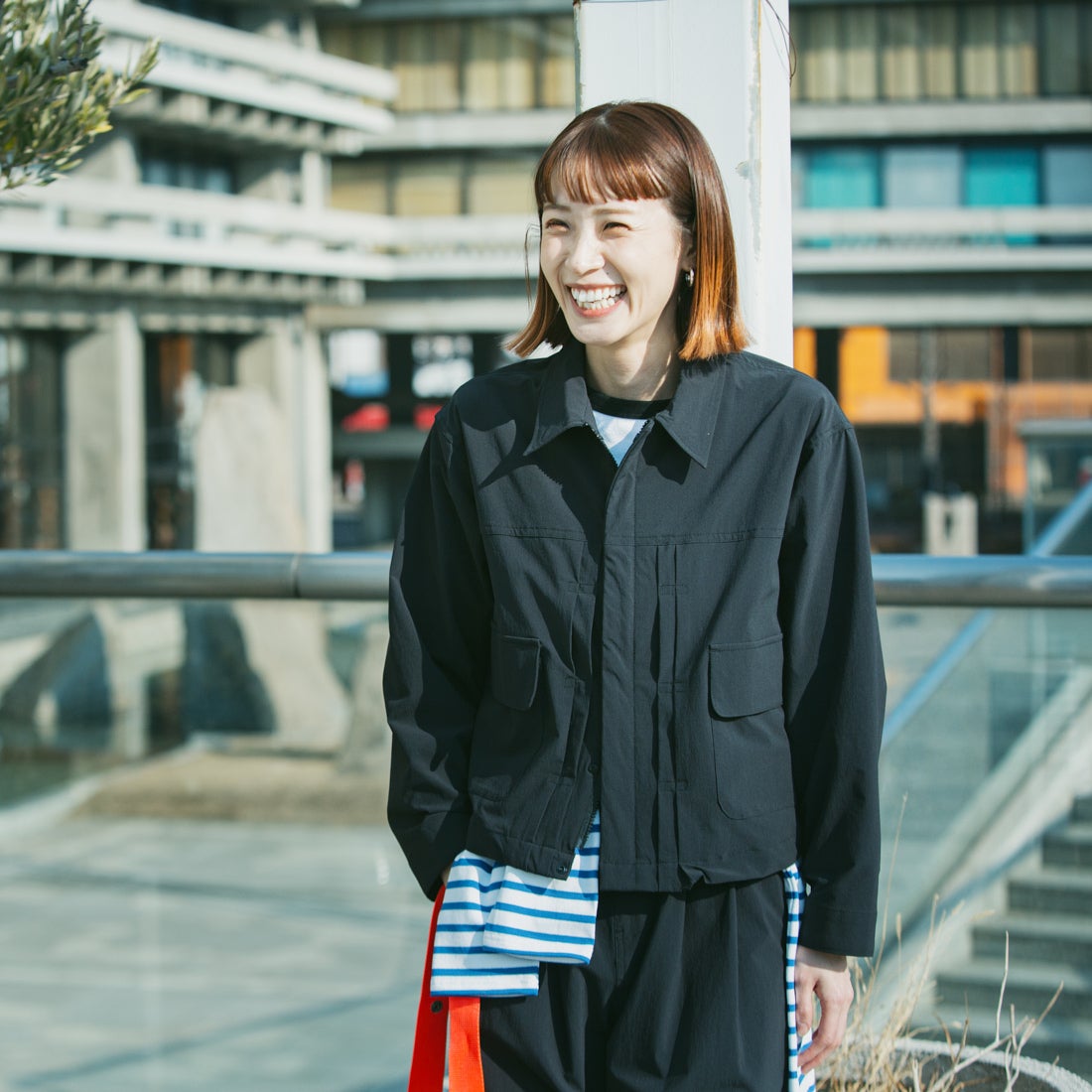UNIVERSAL OVERALL [ユニバーサルオーバーオール] 別注 ストレッチナイロンシャツジャケット [U2512430IN-JF] BLACK &&モデル身長：167cm 着用サイズ：F&&