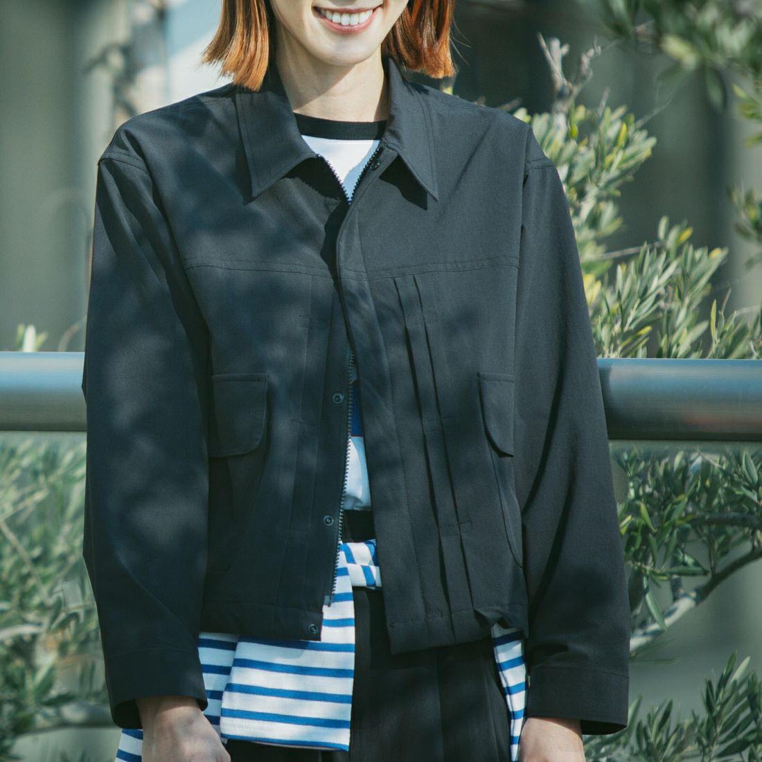 UNIVERSAL OVERALL [ユニバーサルオーバーオール] 別注 ストレッチナイロンシャツジャケット [U2512430IN-JF] BLACK &&モデル身長：167cm 着用サイズ：F&&