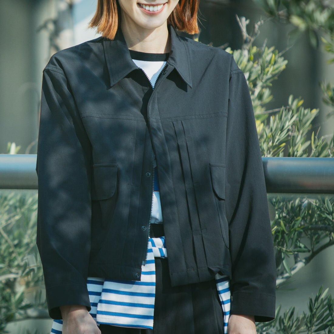 UNIVERSAL OVERALL [ユニバーサルオーバーオール] 別注 ストレッチナイロンシャツジャケット [U2512430IN-JF] BLACK &&モデル身長：167cm 着用サイズ：F&&