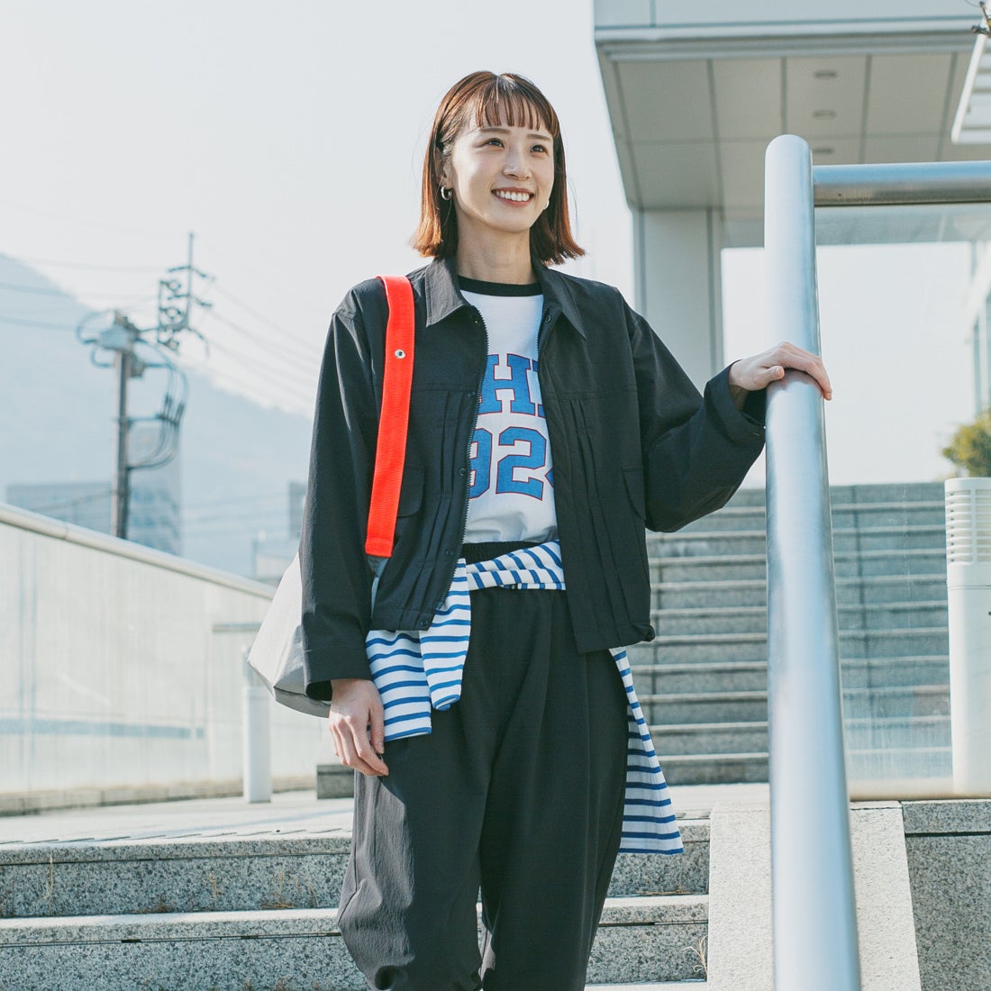 UNIVERSAL OVERALL [ユニバーサルオーバーオール] 別注 ストレッチナイロンシャツジャケット [U2512430IN-JF] BLACK &&モデル身長：167cm 着用サイズ：F&&