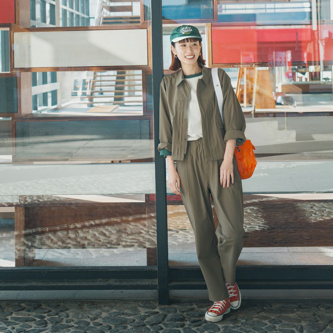 UNIVERSAL OVERALL [ユニバーサルオーバーオール] 別注 ストレッチナイロンイージーパンツ [U2513606IN-JF] OLIVE &&モデル身長：167cm 着用サイズ：F&&