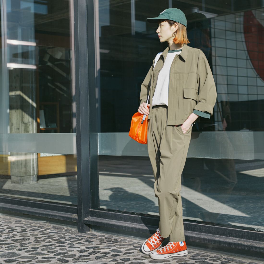 UNIVERSAL OVERALL [ユニバーサルオーバーオール] 別注 ストレッチナイロンイージーパンツ [U2513606IN-JF] OLIVE &&モデル身長：167cm 着用サイズ：F&&