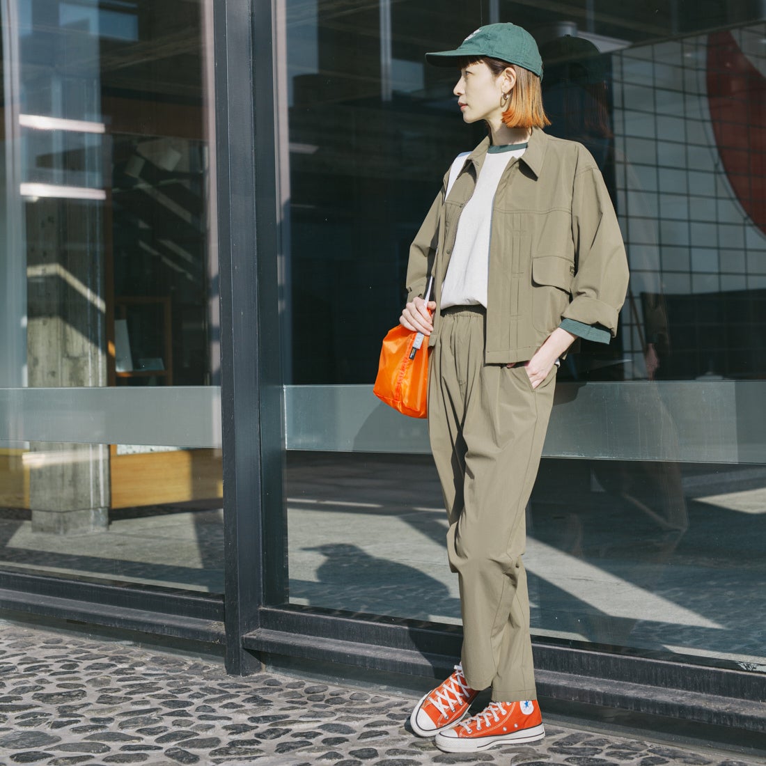 UNIVERSAL OVERALL [ユニバーサルオーバーオール] 別注 ストレッチナイロンイージーパンツ [U2513606IN-JF] OLIVE &&モデル身長：167cm 着用サイズ：F&&