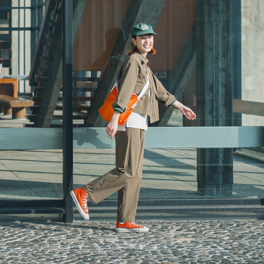 UNIVERSAL OVERALL [ユニバーサルオーバーオール] 別注 ストレッチナイロンイージーパンツ [U2513606IN-JF] OLIVE &&モデル身長：167cm 着用サイズ：F&&