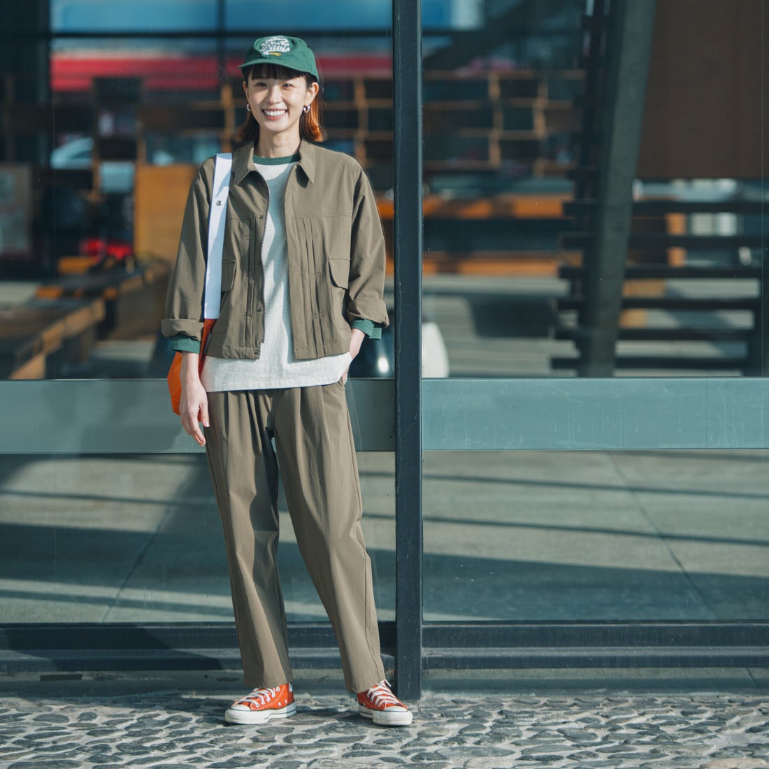 UNIVERSAL OVERALL [ユニバーサルオーバーオール] 別注 ストレッチナイロンイージーパンツ [U2513606IN-JF] OLIVE &&モデル身長：167cm 着用サイズ：F&&