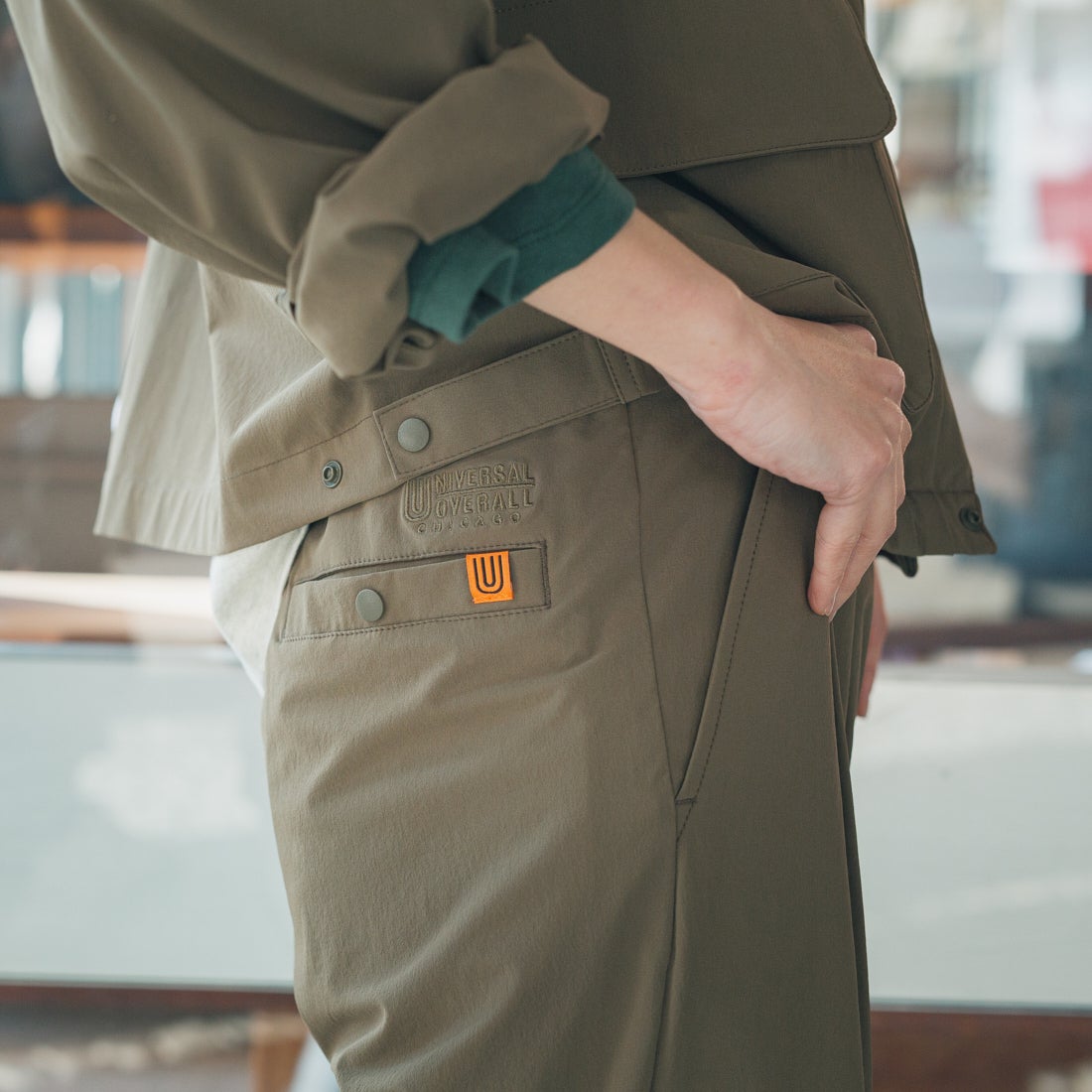 UNIVERSAL OVERALL [ユニバーサルオーバーオール] 別注 ストレッチナイロンイージーパンツ [U2513606IN-JF] OLIVE &&モデル身長：167cm 着用サイズ：F&&